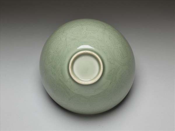 青瓷劃花番蓮紋蓮子碗