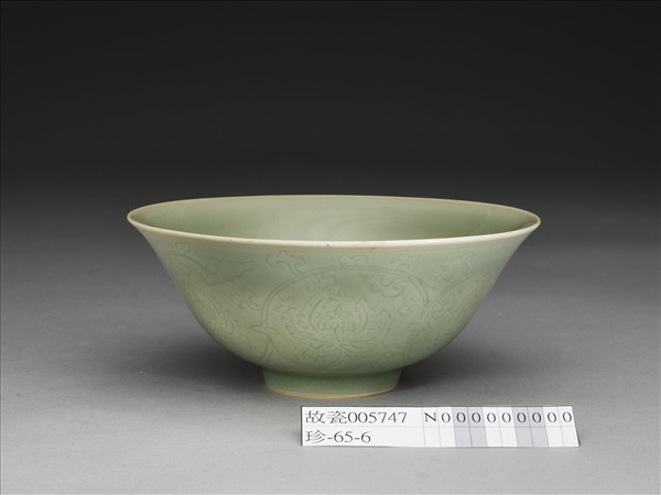 青瓷劃花番蓮紋碗