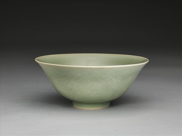 青瓷劃花番蓮紋碗