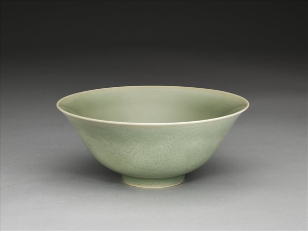 青瓷劃花番蓮紋碗