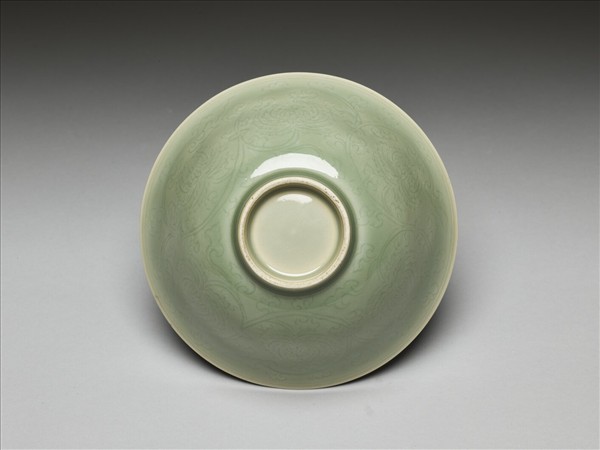 青瓷劃花番蓮紋碗