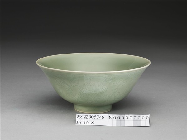 青瓷劃花番蓮紋碗