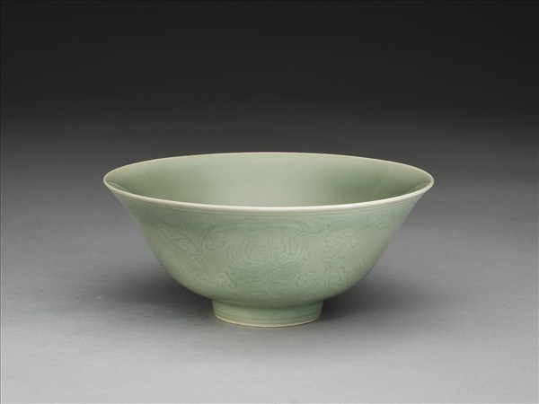 青瓷劃花番蓮紋碗