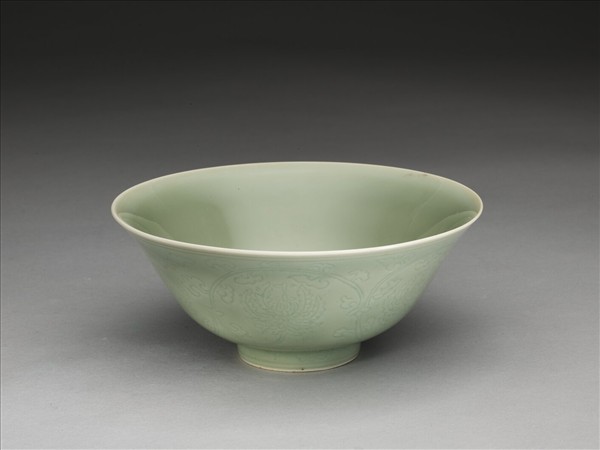 青瓷劃花番蓮紋碗