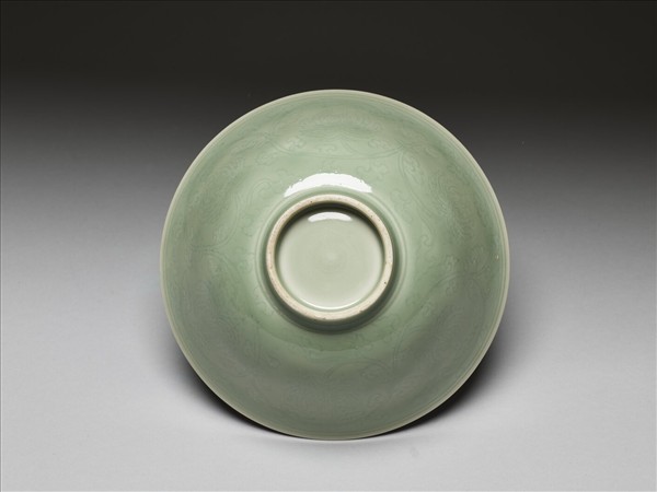 青瓷劃花番蓮紋碗