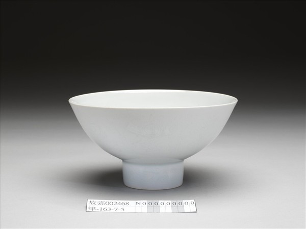 甜白釉八寶紋高足碗