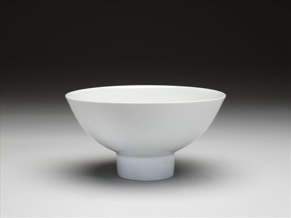 甜白釉八寶紋高足碗