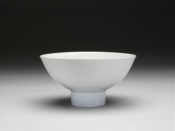 甜白釉八寶紋高足碗