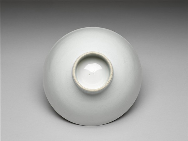 甜白釉八寶紋高足碗