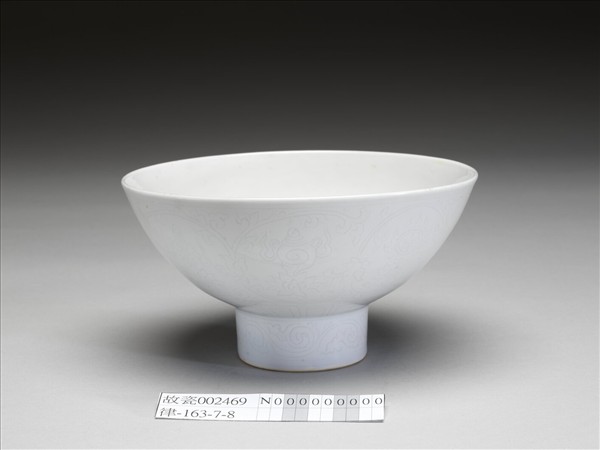 甜白釉八寶紋高足碗