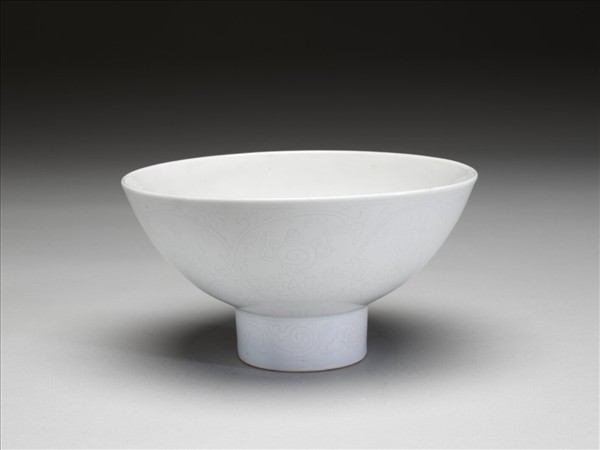 甜白釉八寶紋高足碗