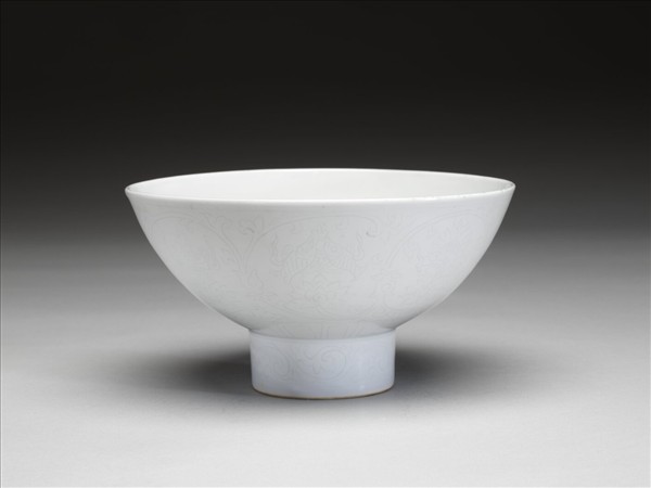 甜白釉八寶紋高足碗