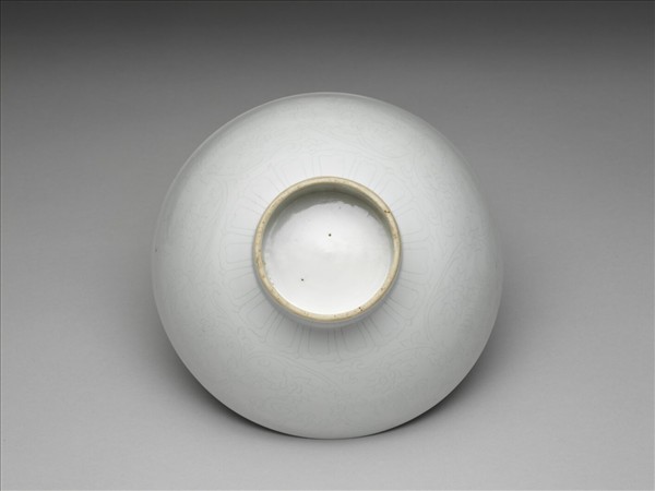 甜白釉八寶紋高足碗