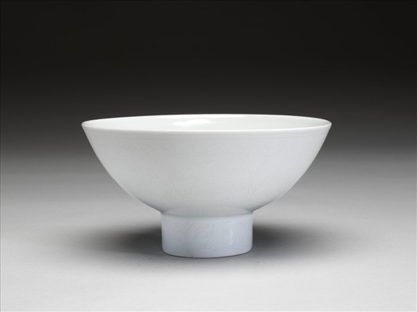 甜白釉纏枝花卉紋高足碗