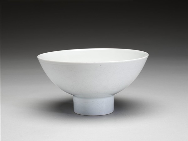 甜白釉纏枝花卉紋高足碗