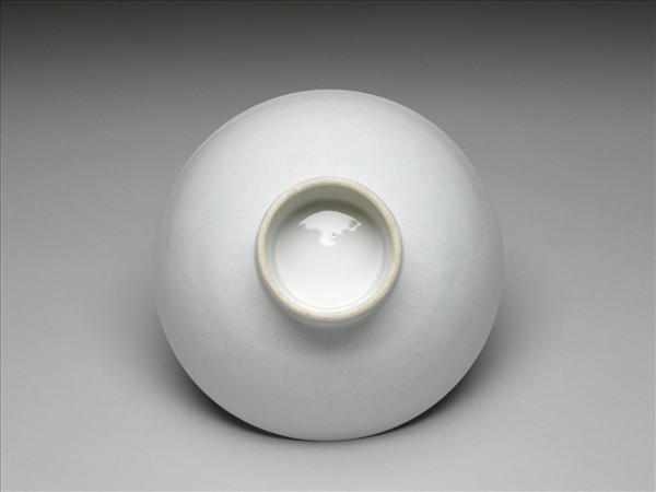 甜白釉纏枝花卉紋高足碗