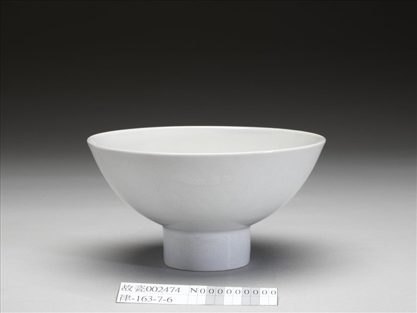 甜白釉八寶紋高足碗