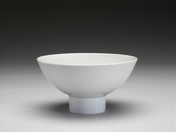 甜白釉八寶紋高足碗