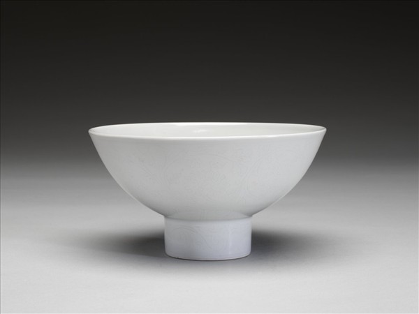 甜白釉八寶紋高足碗