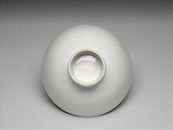 甜白釉八寶紋高足碗