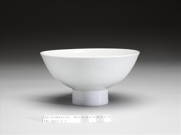 甜白釉八寶紋高足碗