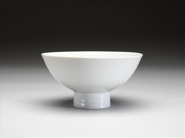 甜白釉八寶紋高足碗