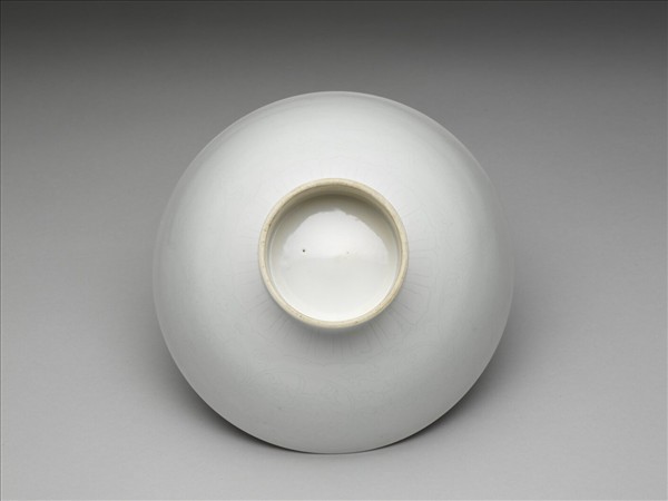 甜白釉八寶紋高足碗