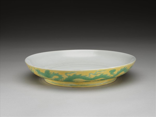嬌黃釉綠彩雙龍紋盤