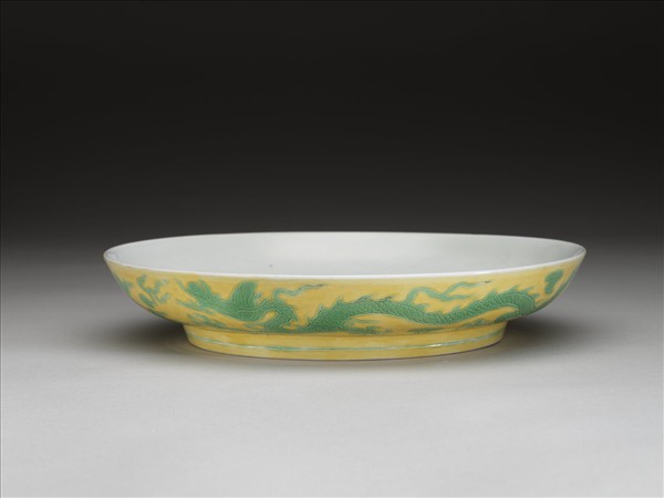 嬌黃釉綠彩雙龍紋盤