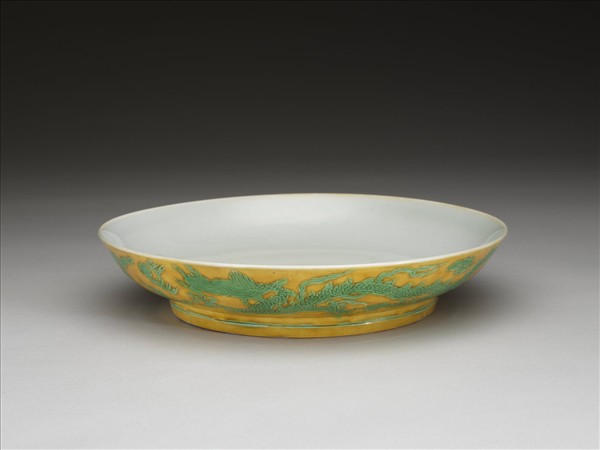 嬌黃釉綠彩雙龍紋盤