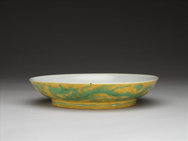 嬌黃釉綠彩雙龍紋盤