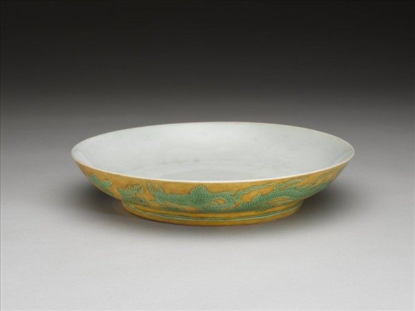 嬌黃釉綠彩雙龍紋盤