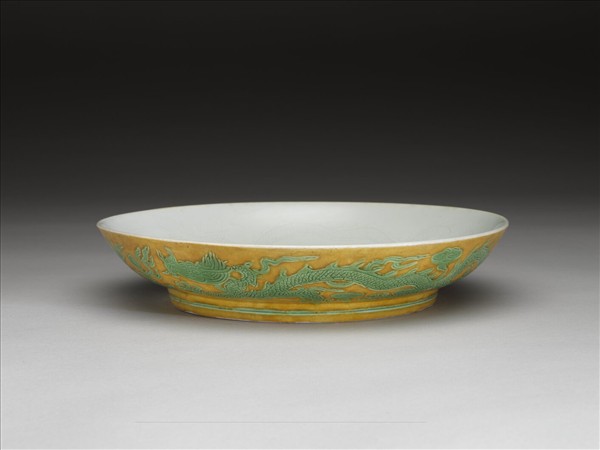 嬌黃釉綠彩雙龍紋盤