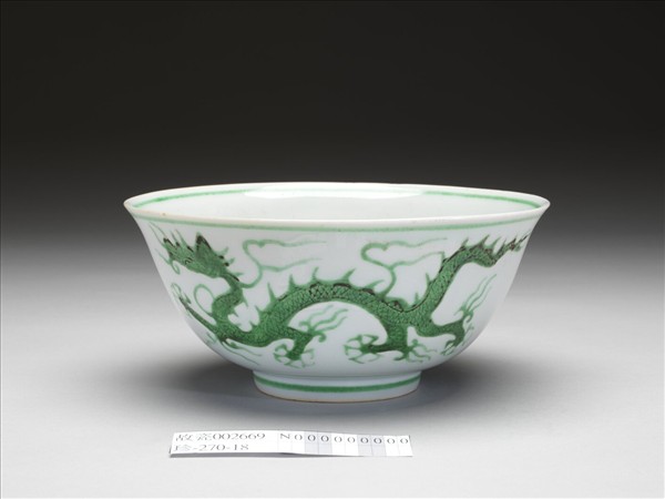 白瓷綠彩龍紋碗