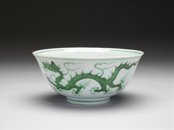 白瓷綠彩龍紋碗