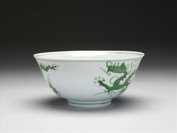 白瓷綠彩龍紋碗