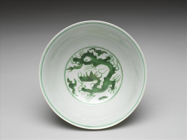 白瓷綠彩龍紋碗