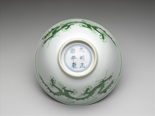 白瓷綠彩龍紋碗