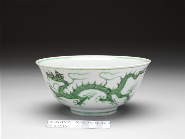 白瓷綠彩龍紋碗