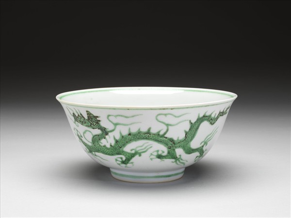白瓷綠彩龍紋碗