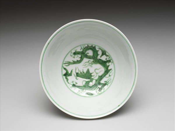 白瓷綠彩龍紋碗