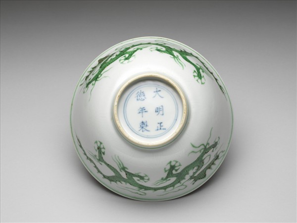 白瓷綠彩龍紋碗