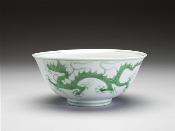 白瓷綠彩龍紋碗