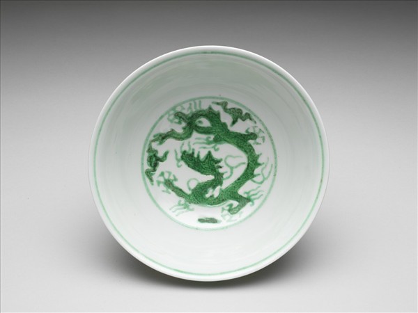 白瓷綠彩龍紋碗