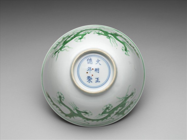 白瓷綠彩龍紋碗