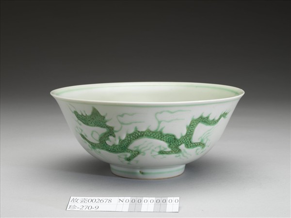 白瓷綠彩龍紋碗