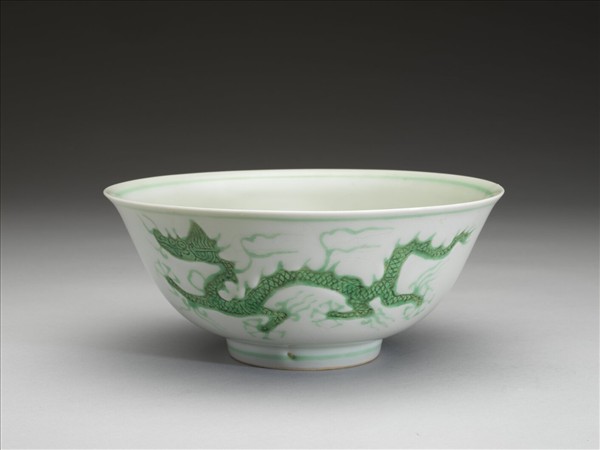 白瓷綠彩龍紋碗
