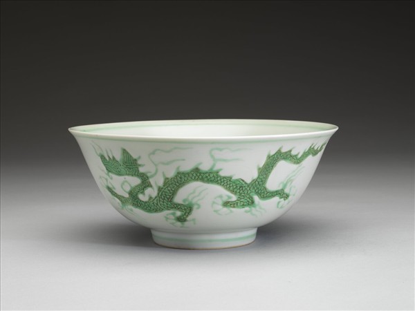白瓷綠彩龍紋碗