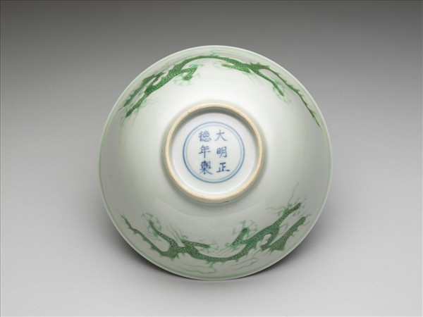 白瓷綠彩龍紋碗