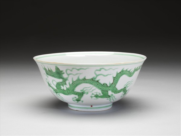 白瓷綠彩龍紋碗